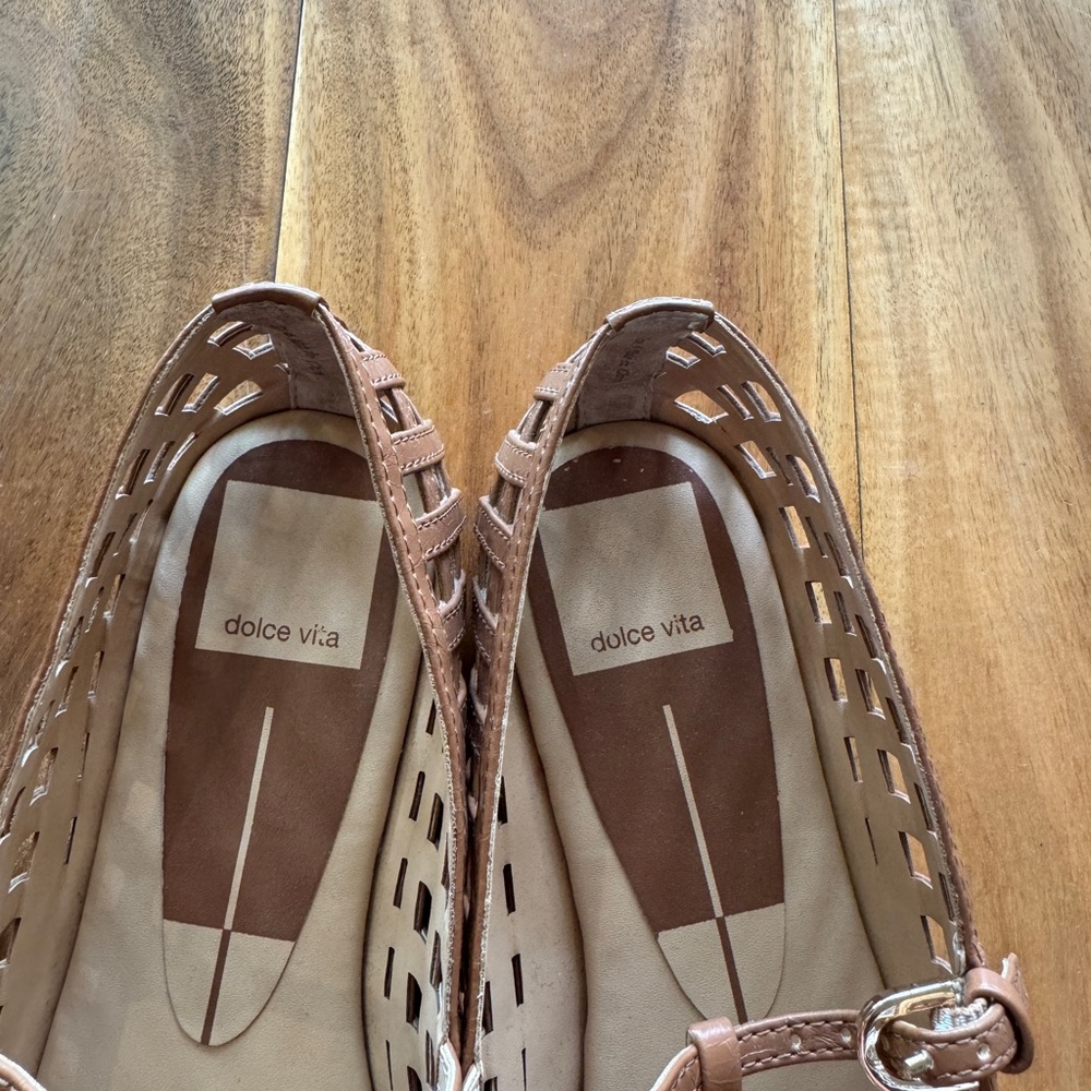 Dolce Vita Rains T-Strap Flat (Women). Good condition size 6 - Picture 2 of 7